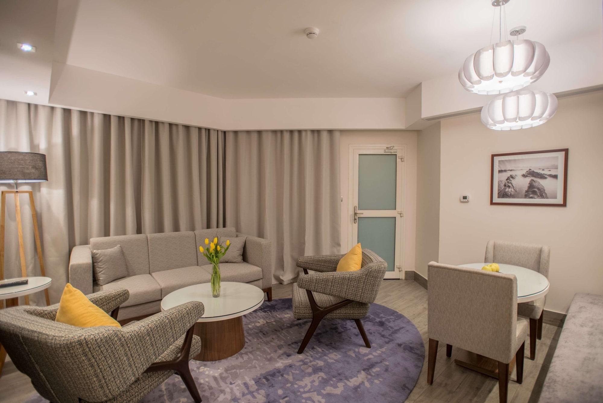 Radisson Blu Resort, Al Khobar ハーフ・ムーン・ベイ エクステリア 写真 The interior of a suite at the hotel