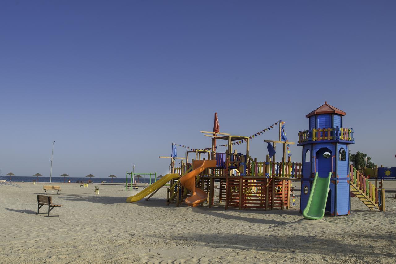 Radisson Blu Resort, Al Khobar ハーフ・ムーン・ベイ エクステリア 写真 Playground on the beach