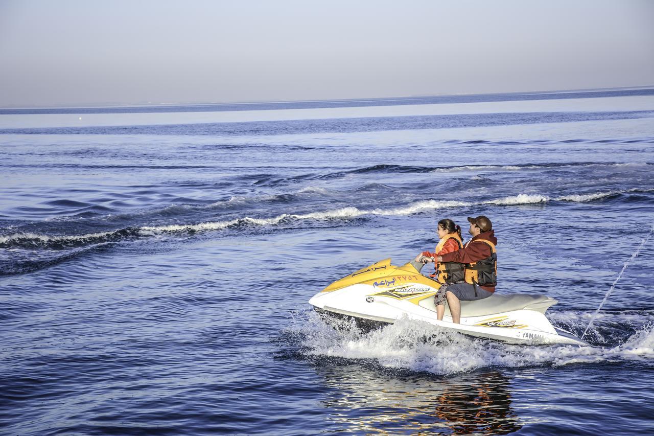 Radisson Blu Resort, Al Khobar ハーフ・ムーン・ベイ エクステリア 写真 Jet skiing in the Mediterranean