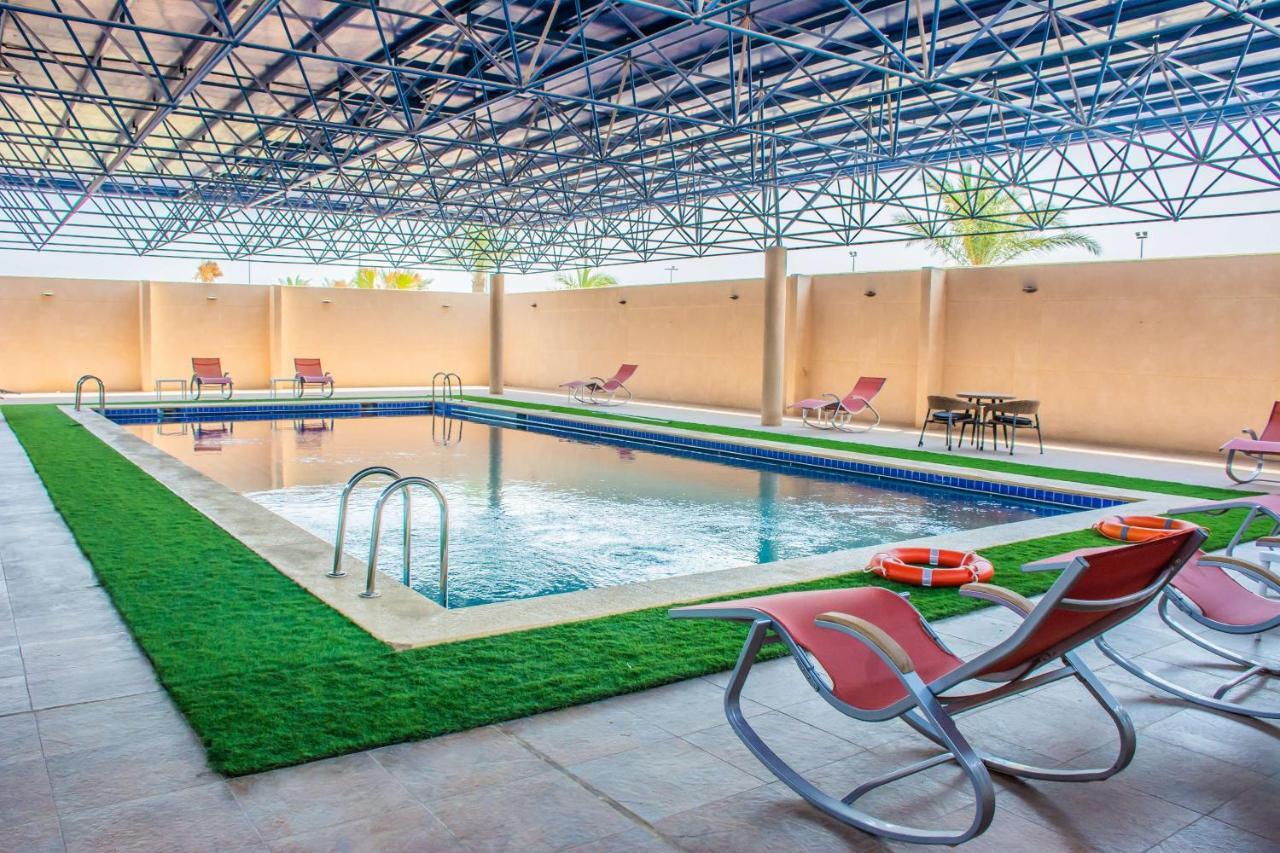 Radisson Blu Resort, Al Khobar ハーフ・ムーン・ベイ エクステリア 写真 Swimming pool at the hotel