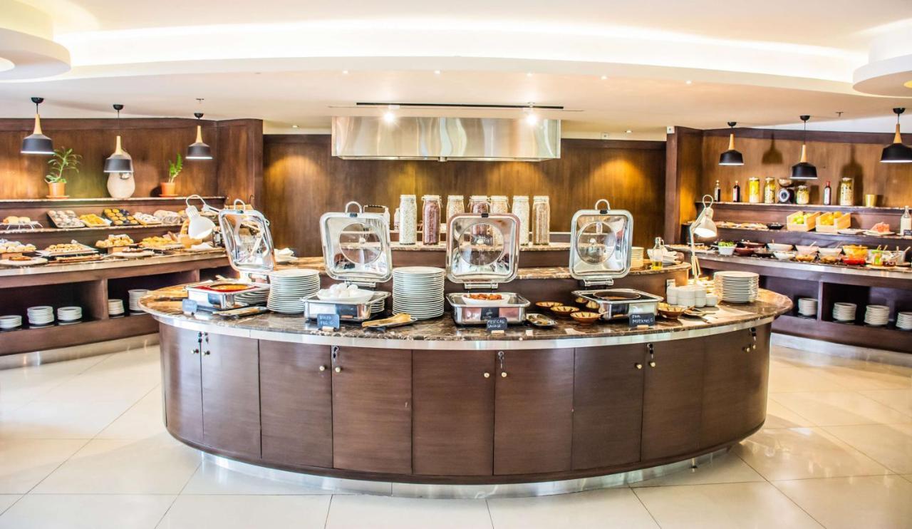 Radisson Blu Resort, Al Khobar ハーフ・ムーン・ベイ エクステリア 写真 A buffet at a hotel