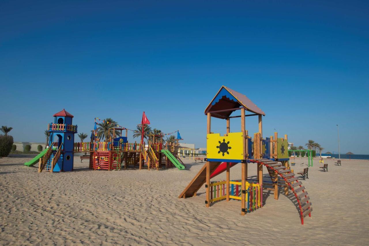 Radisson Blu Resort, Al Khobar ハーフ・ムーン・ベイ エクステリア 写真 Playground at the beach